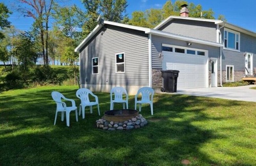 Lake Odessa Casa | Three bedroom Lakehouse, free parking