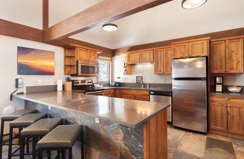 Baldy Mountain Condominio | Three Bedroom Penthouse Condo. AMAZING VIEWS. On bus route. Pet friendly.