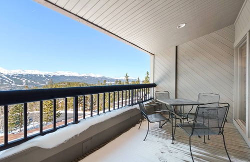 Baldy Mountain Condominio | Three Bedroom Penthouse Condo. AMAZING VIEWS. On bus route. Pet friendly.