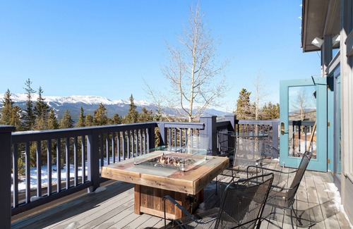 Baldy Mountain Condominio | Three Bedroom Penthouse Condo. AMAZING VIEWS. On bus route. Pet friendly.
