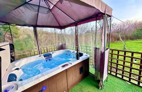 Abergavenny Casa | THREE BEDROOM Rural, relaxing and peaceful,DOGS welcome! With Cymru Holidays