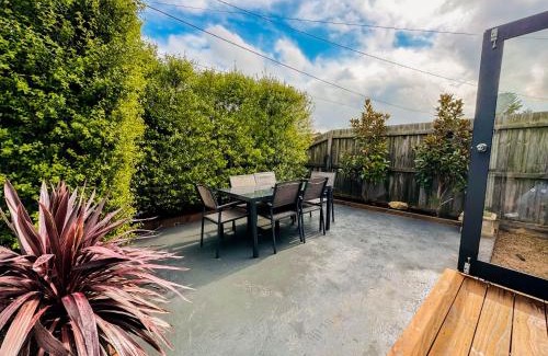 Norlane Casa | Three-Bedroom Stylish & Cosy Retreat with Courtyard, Near Geelong