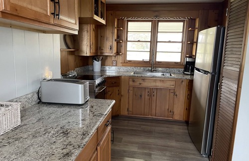Wilson Cabaña | Three bedroom two bath lake front cottage Wilson NY.