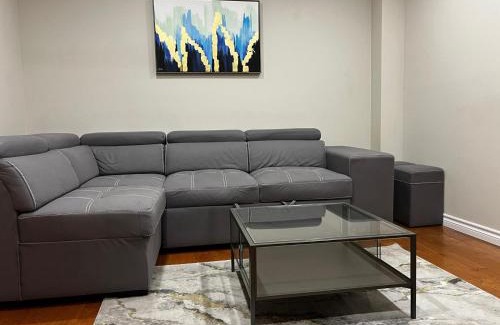 Mississauga Apartamento | Three Bedrooms House in Mississauga with free parking Conveniently located with easy access to the airport downtown Toronto major malls and highways for a seamless stay