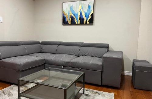 Mississauga Apartamento | Three Bedrooms House in Mississauga with free parking Conveniently located with easy access to the airport downtown Toronto major malls and highways for a seamless stay