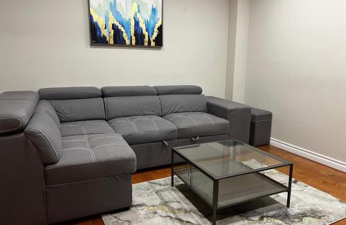 Mississauga Apartamento | Three Bedrooms House in Mississauga with free parking Conveniently located with easy access to the airport downtown Toronto major malls and highways for a seamless stay