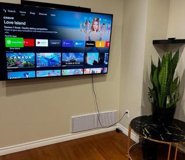 Mississauga Apartamento | Three Bedrooms House in Mississauga with free parking Conveniently located with easy access to the airport downtown Toronto major malls and highways for a seamless stay