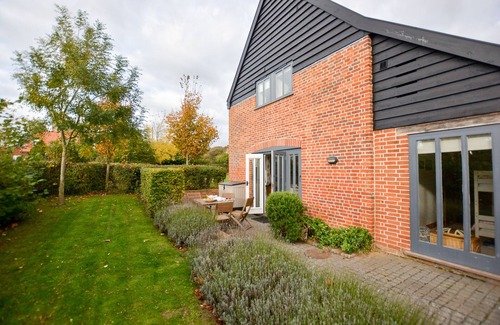 Orford Cabaña | THREE CHANTRY BARNS, ORFORD, pet friendly, with a garden in Orford