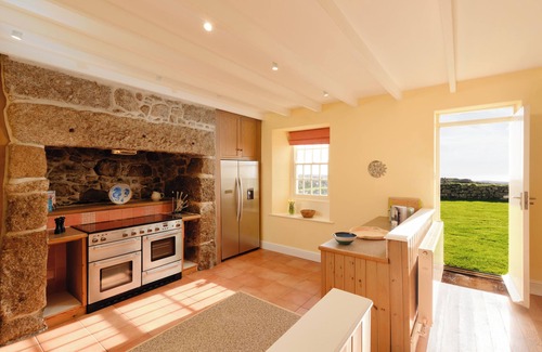 Saint Martin Cabaña | THREE CHIMNEYS, pet friendly, with open fire in Porthgwarra