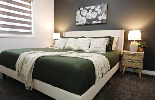 Southwest Edmonton Casa | Three King Beds,Central A/C,Fireplace,Park,Disney+