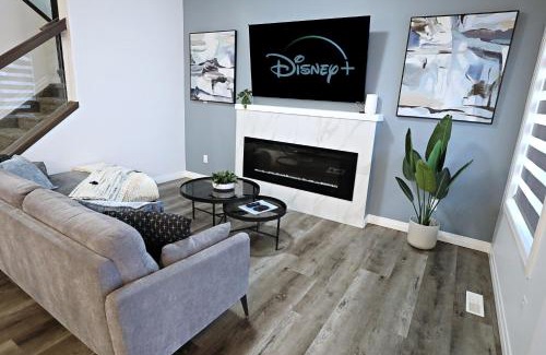 Southwest Edmonton Casa | Three King Beds,Central A/C,Fireplace,Park,Disney+