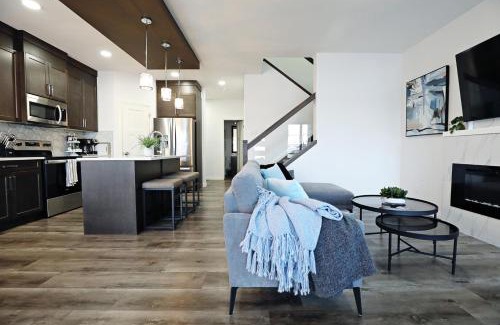 Southwest Edmonton Casa | Three King Beds,Central A/C,Fireplace,Park,Disney+