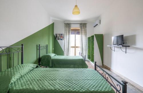 San Lorenzo Apartamento | Three large bedrooms for six people Rome downtown apartment
