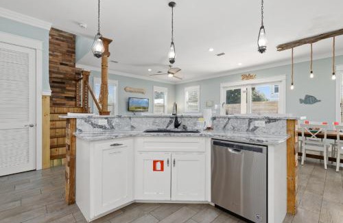Kiska Beach Casa | Three Master Bedrooms! Easy Beach Access! Gulf Views