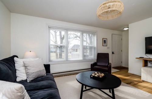 Three Oaks Casa | Three Oaks Charmer Close To Downtown! Two Night Summer MIN!