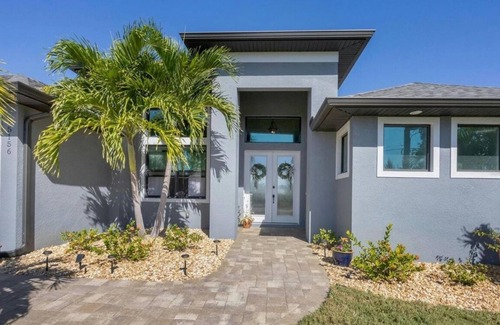 South Gulf Cove Casa | THREE PALMS PARADISE! Modern, 3-Bedroom Home, that sleeps 12. Port Charlotte, FL