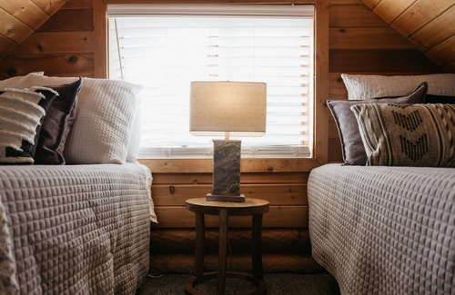 Sandpoint Cabina | Three Peaks Cabin- Chapman Springs