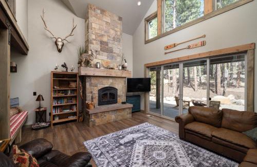 River Forest Acres Casa | Three Pine Cabin - Charming Family Stay Hot Tub