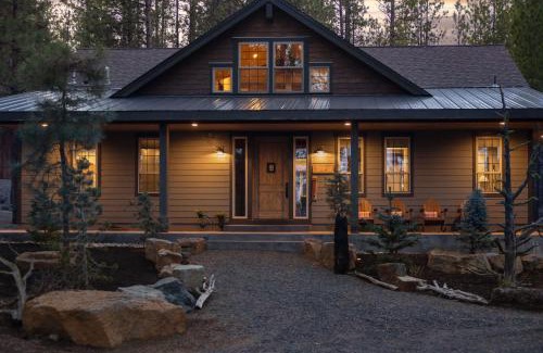 River Forest Acres Casa | Three Pine Cabin - Charming Family Stay Hot Tub