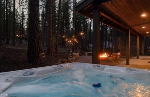 River Forest Acres Casa | Three Pine Cabin - Charming Family Stay Hot Tub