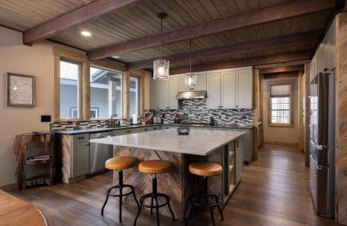 River Forest Acres Casa | Three Pine Cabin - Charming Family Stay Hot Tub