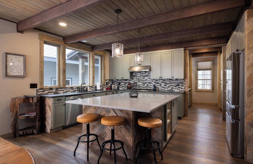 River Forest Acres Cabina | Three Pine Cabin - Charming Family Stay, Hot Tub