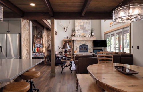 River Forest Acres Cabina | Three Pine Cabin - Charming Family Stay, Hot Tub