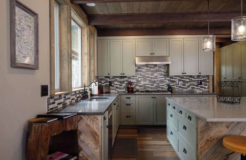 River Forest Acres Cabina | Three Pine Cabin - Charming Family Stay, Hot Tub