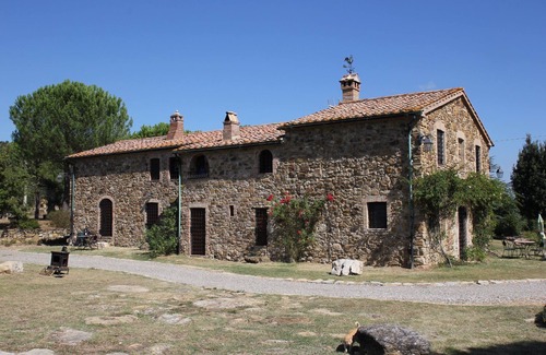 Monterotondo Marittimo Apartamento | Apartamento de tres habitaciones en la campiña toscana con piscina