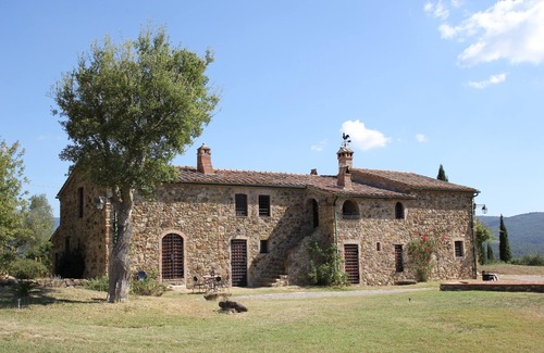 Monterotondo Marittimo Apartamento | Apartamento de tres habitaciones en la campiña toscana con piscina