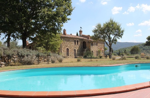 Monterotondo Marittimo Apartamento | Apartamento de tres habitaciones en la campiña toscana con piscina