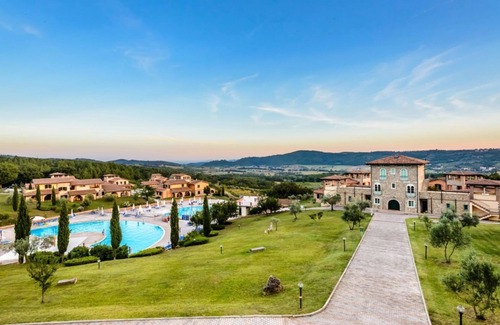 Pian dei Mucini Apartamento | Three-room apartment on the ground or first floor in rustic style of approximately 40 m2 furnished in a simple but functional way and located in the village in a large park.It is composed of a living room with sofa and flat-screen television, kitchenette