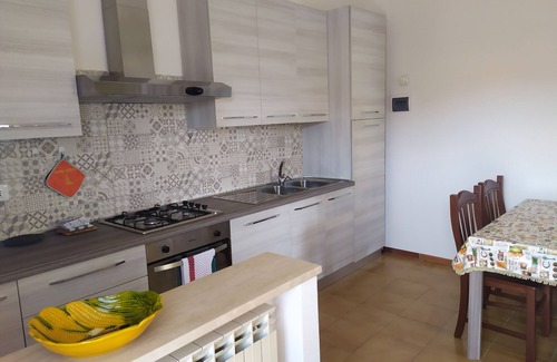 Marina di Campo Apartamento | Apartamento de tres habitaciones en Marina di Campo, a 300 metros del centro y la playa, p. coche