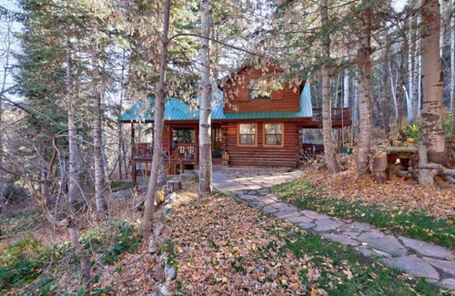 Sundance Cabina | Three Sisters Cabin Sundance, Utah Very secluded cabin Near stream and meadow and Stewart Falls Great for explorers Mountain Cabins Utah