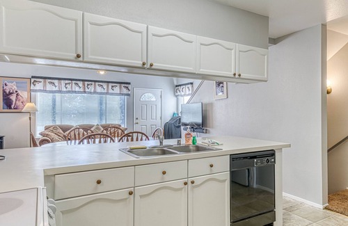 Lakeshore Condominio | ¡NUEVO LISTADO! Condominio de Huntington Lake con piscina compartida y excelentes vistas, atracciones cercanas