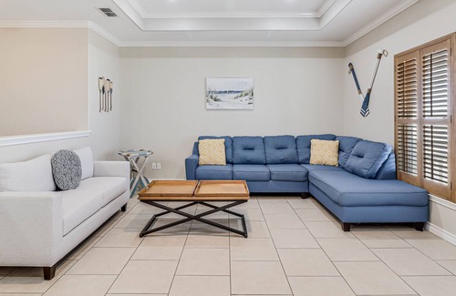 Corpus Christi Casa | Three-story townhouse with an on-site pool plus central AC & a washer/dryer