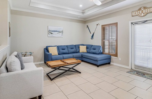 Corpus Christi Casa | Three-story townhouse with an on-site pool plus central AC & a washer/dryer