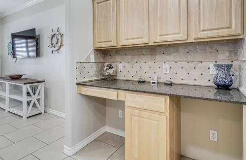 Corpus Christi Casa | Three-story townhouse with an on-site pool plus central AC & a washer/dryer