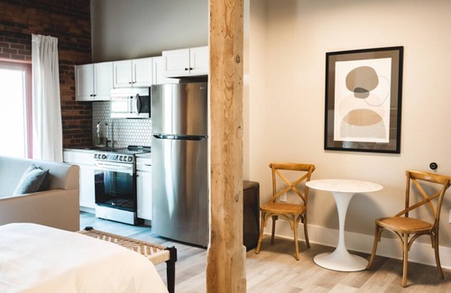 Jonesville Apartamento | Three Trails Unit 10 | Historic/WineCountry/RoofDeck