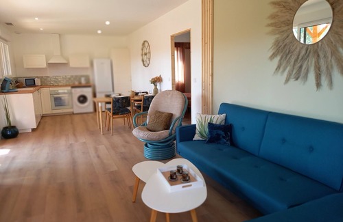 Grayan-Et-L'Hopital Casa | Three wooden houses with terraces near the ocean
