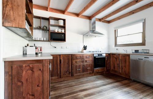 West Launceston Casa | Thrower Cottage: Gateway to the Cataract Gorge