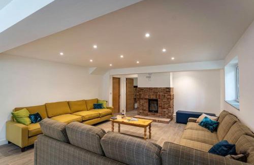 Farley Casa | Throwley, woodland lodge with hot tubs for 14
