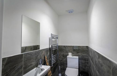 Farley Casa | Throwley, woodland lodge with hot tubs for 14