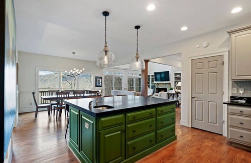 Big Canoe Casa | Thrush Turn Manor in Big Canoe with a hot tub!