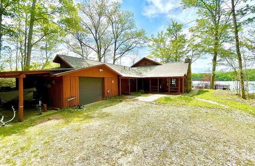 Boyne Falls Cabina | Thumb Lake Family Cabin - perfect getaway on the water!