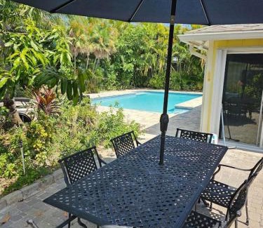 Fort Pierce Casa | Thumb Point Oasis w Heated Pool walk to beach