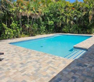 Fort Pierce Casa | Thumb Point Oasis w Heated Pool walk to beach