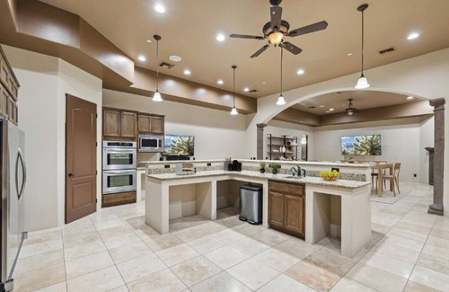 County Island Villa | Thunder Mountain Resort, Spacious 5 bedroom Villa near Airport, Scottsdale