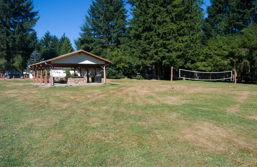 Monroe Cabina | Thunderbird RV & Camping Resort