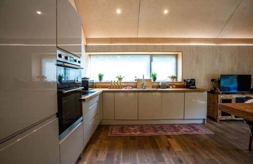 Ammanford Cabina | Thyme Getaway · 2BR · Sauna · Hot Tub · Sleeps 4